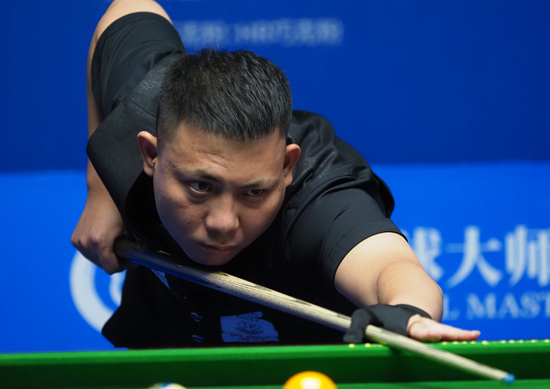 每当他在场 每当他在场